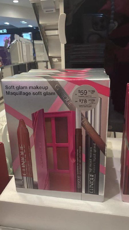 Macy's - Clinique 4-Piece Soft Glam Makeup Gift Set