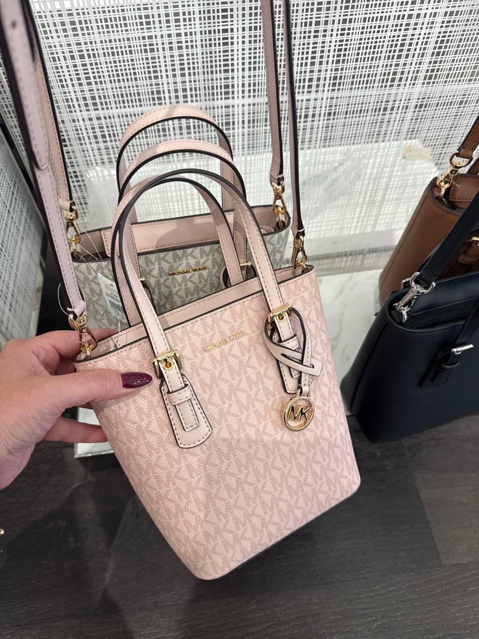 MK - Bolsa Voyager Crossbody