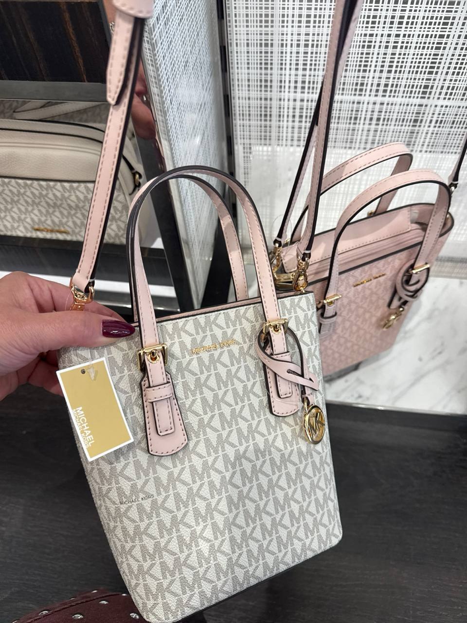 MK - Bolsa Voyager Crossbody