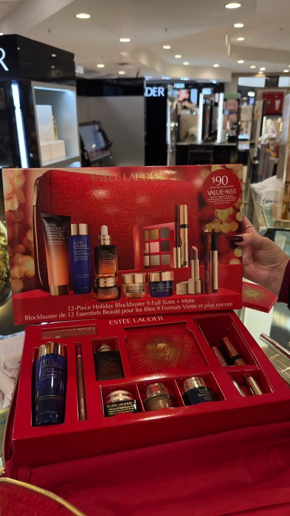 Estée Lauder - Para participar da promoção da maleta Estée Lauder, é necessário comprar 45 dólares em produtos por maleta. Pode comprar quantas maletas quiser, mas cada uma precisa atingir 45 dólares. Dúvidas, entre em contato com o atendimento.