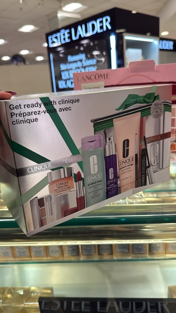 Clinique - Para participar da promoção da maleta Clinique, é necessário comprar 1 produto da marca, de qualquer valor. Dúvidas, entre em contato com o atendimento.