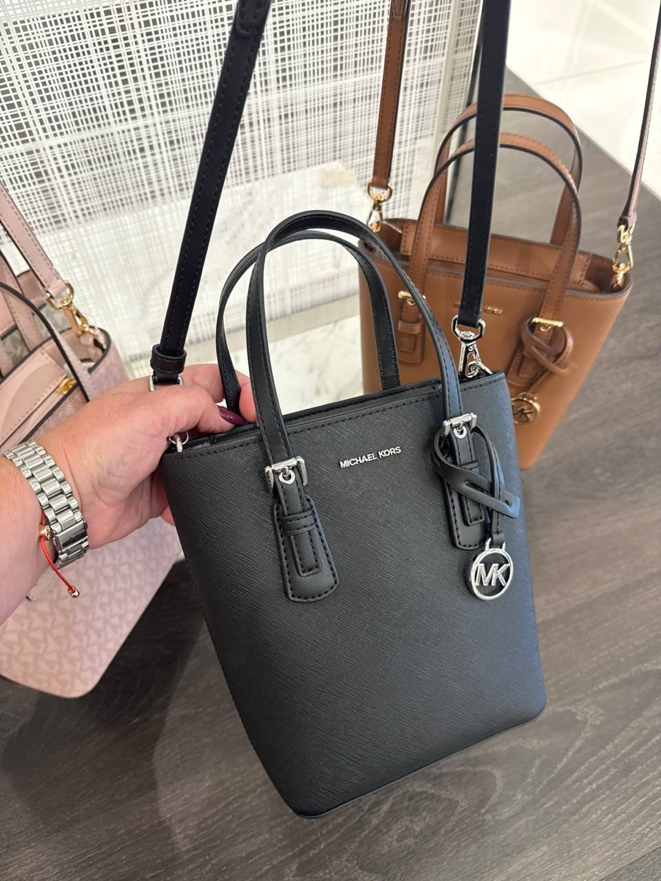 MK - Bolsa Voyager Crossbody